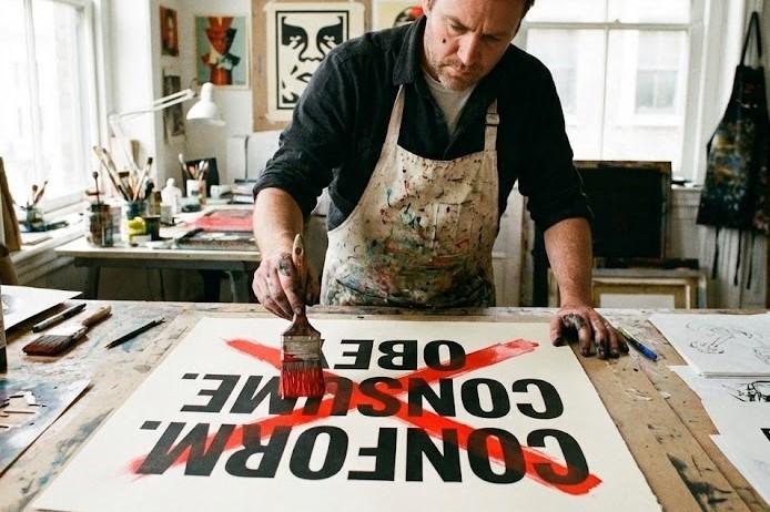 Можно ли использовать имя знаменитости в рекламе или меме?
